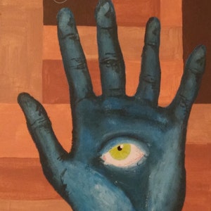 Könnte beinhalten: Eine blaue Hand mit einem gelben Auge, das auf die Handfläche gemalt ist. Die Hand befindet sich vor einem Hintergrund aus orangefarbenen und braunen Quadraten.