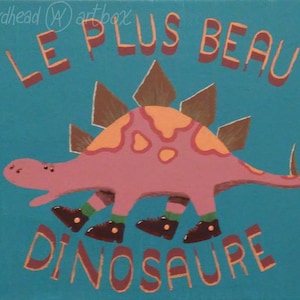 Könnte beinhalten: Ein rosa Dinosaurier mit braunen Stacheln auf dem Rücken und grün-braunen Stiefeln. Der Dinosaurier geht auf einem türkisfarbenen Hintergrund mit dem Text "LE PLUS BEAU DINOSAURE" in braunen und gelben Buchstaben.