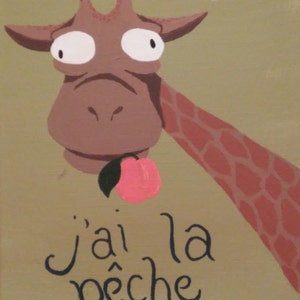 Puede incluir: Una pintura de una jirafa con una expresión de sorpresa, sosteniendo un melocotón rosa en su boca. El texto "j'ai la pêche" está escrito debajo de la jirafa.