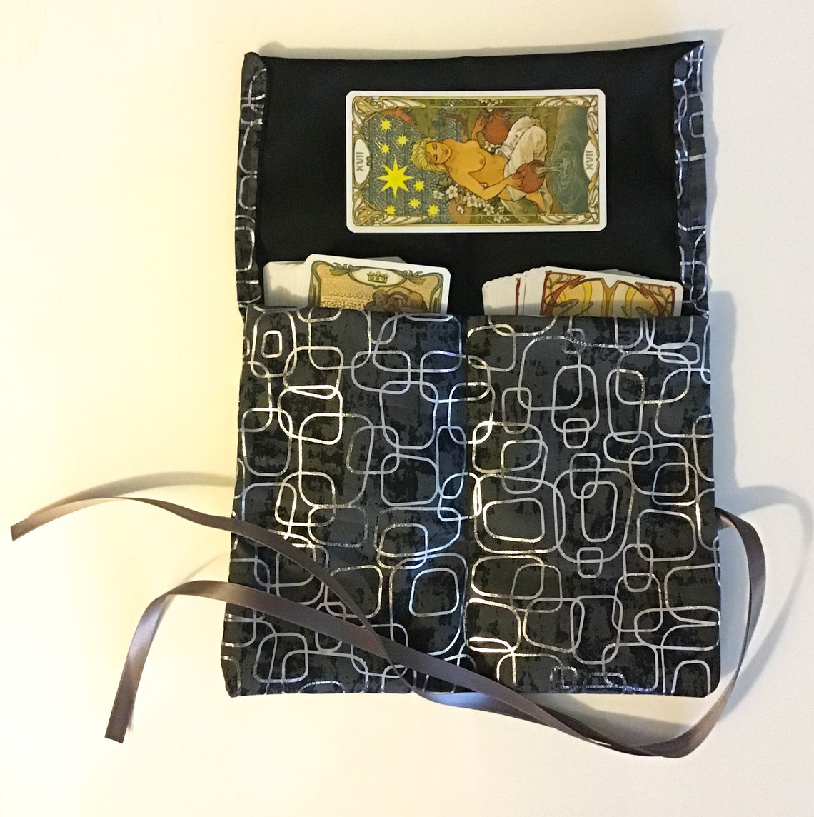 Bolsa De Terciopelo Para Tarot 13x18cm: Con Cordón, Ligera, Protege Mazos Y Dados, Ideal Para Transporte Diario