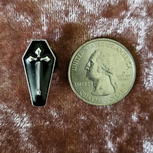 &quot;GOTH &quot;&quot;Shoe Charm&quot;&quot; Silberfarbener Metall / Schwarzer Sarg Schuhanhänger.&quot;