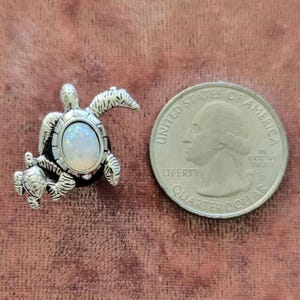 Zuecos góticos 'Colgante de zapato' Colgante de tortuga marina de ópalo en tono plateado