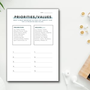 Puede incluir: Una hoja de trabajo imprimible con el título "Prioridades/Valores" y el texto "¿Qué es lo más importante en tu vida? Identifica tus 3-5 prioridades y valores." La hoja de trabajo está dividida en dos columnas, una para "Prioridades" y otra para "Valores". Cada columna tiene una lista de ejemplos de prioridades y valores.