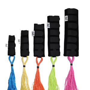 Peut inclure: Ensemble de cinq protège-queues de cheval noirs avec fermetures auto-agrippantes. Chaque protège-queue a une touffe colorée en bas, bleue, jaune, orange, verte et rose. Les protège-queues sont de longueurs variables.