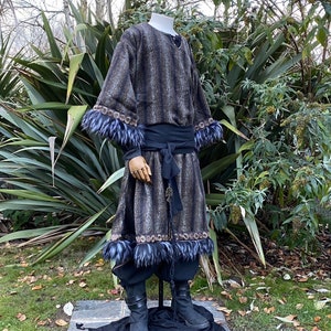 Basic Kostüm Set - Grau & Schwarz - 2 Teilig | Tunika, Schärpe | LARP, Mittelalter, Wikinger, Druide, Wildling, Barbar, Krieger, Cosplay, Ren Faire