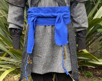 Middeleeuwse LARP-sjerp met metalen versieringen, blauwe wol, piraat, Viking, Kriaka, Romeins, geweven, sjaal, riem, fantasy, cosplay, renaissancebeurs