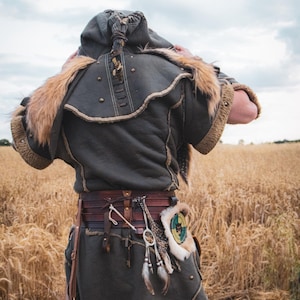 Conjunto de 3 piezas de armadura vikinga de maestro bárbaro medieval: túnica, brazales y capucha, marrón, piel sintética, piel sintética, LARP, disfraz de feria renacentista. imagen 8