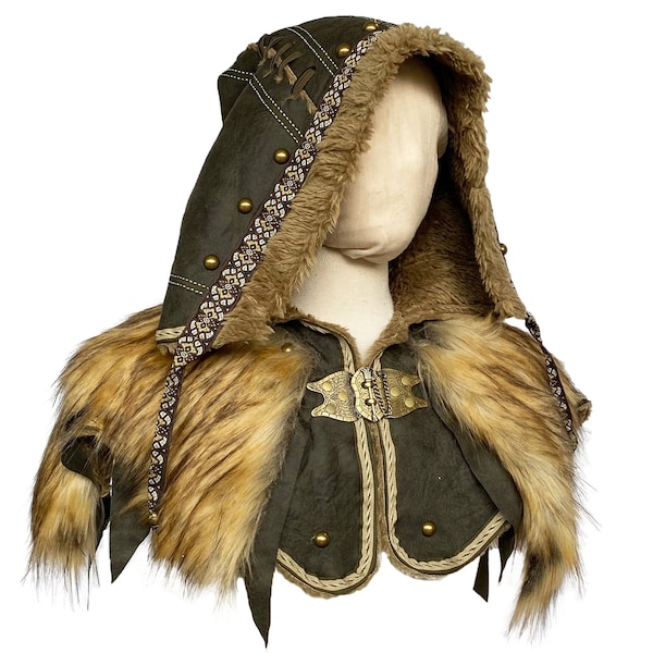 Wikinger LARP Kunstleder Haube in Grün mit Kunstfell und Vliesfutter, für Renaissance Faire, Cosplay Waldläufer, Bogenschützen, Jäger