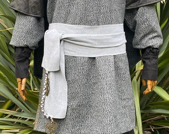 Middeleeuwse LARP-sjerp met metalen versieringen, lichtgrijze wol, piraat, Viking, Kriaka, brede sjerp, sjaalriem, fantasy, cosplay, renaissancebeurs