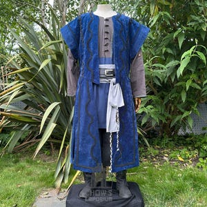 Trollkarlsmantelväst Blå - Panelerad Mockaeffekt | För Magiker, Präster, Alkemister, Barder, Medeltida, Alver, Cosplay, Fantasy Ren Faire, LARP Fest