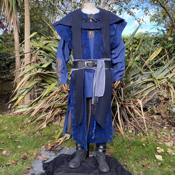 LARP-outfit Storm Mage: 4 stuks; Blauw gilet, capuchon, tuniek en sjerp met suèdeeffect