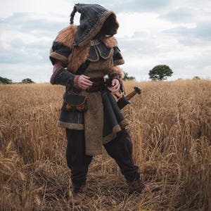 Conjunto de 3 piezas de armadura vikinga de maestro bárbaro medieval: túnica, brazales y capucha, marrón, piel sintética, piel sintética, LARP, disfraz de feria renacentista. imagen 3