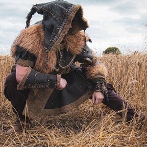 Conjunto de 3 piezas de armadura vikinga de maestro bárbaro medieval: túnica, brazales y capucha, marrón, piel sintética, piel sintética, LARP, disfraz de feria renacentista. imagen 5