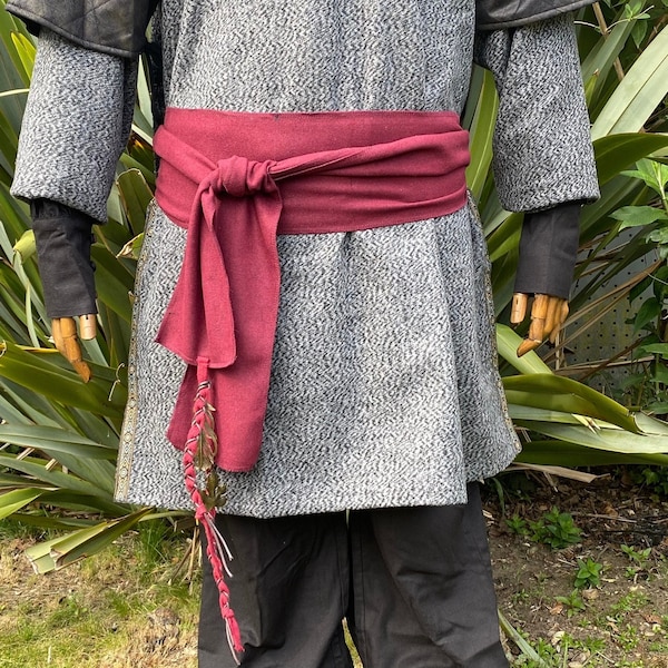 LARP Schärpe mit Deko Accessoires - Rote Wolle - Geschenkideen