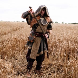 Conjunto de 3 piezas de armadura vikinga de maestro bárbaro medieval: túnica, brazales y capucha, marrón, piel sintética, piel sintética, LARP, disfraz de feria renacentista. imagen 1