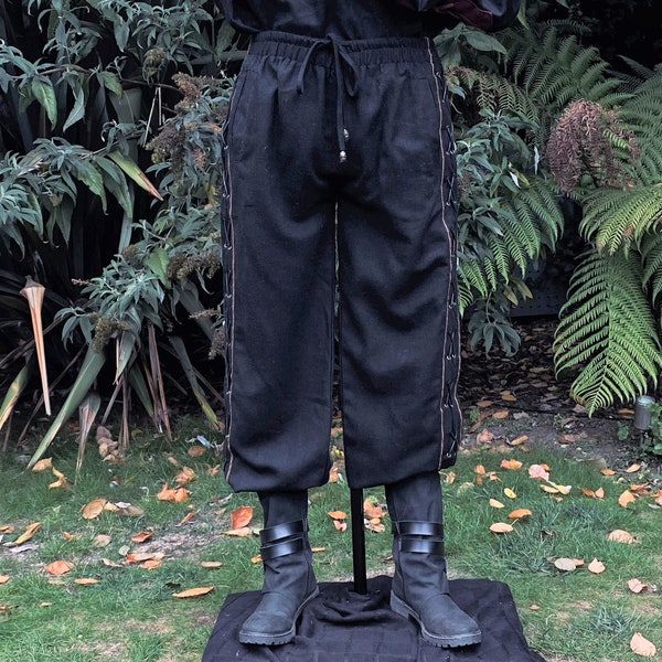 Mittelalterliche Hose mit geradem Bein - Schwarze Baumwollhose mit Seitlicher Spitze und Flechtmuster