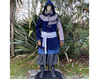 Azure Warrior LARP Outfit, 6 pieces, Jacket and Hood with Padding, Tunic, Pants, Leather Belt, decorated Sash, Blue & Grey, Medieval Cosplay