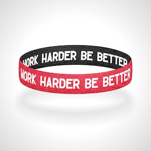 Puede incluir: Una pulsera negra y roja con la frase blanca "WORK HARDER BE BETTER". La pulsera está hecha de un material texturizado, probablemente para fitness o motivación.