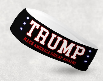 Może przedstawiać: Czarna opaska na głowę z białym tekstem, który brzmi "TRUMP MAKE AMERICA GREAT AGAIN!" z czerwonymi gwiazdami po obu stronach tekstu.