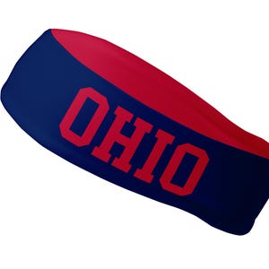 Könnte beinhalten: Ein marineblaues und rotes Stirnband mit dem Wort "OHIO" in weißen Buchstaben.