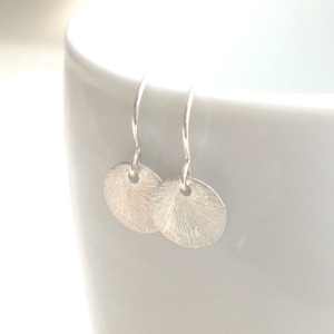 Simple disc earrings - brushed sterling silver earrings - round dangle earring - 925 silver (g842)