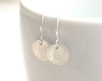 Simple disc earrings - brushed sterling silver earrings - round dangle earring - 925 silver (g842)