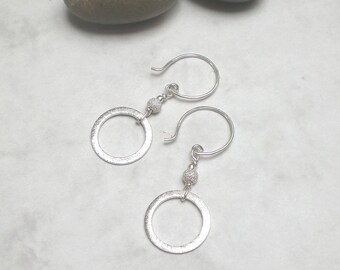 Dainty circle dangle earrings - brushed silver - sterling silver hoops - 925 silver (h990)