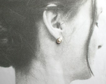 White pearl stud earrings 925 silver - stud earrings shell core cream, simple, round (t721)
