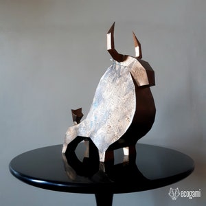 Statue de taureau papercraft, puzzle 3D imprimable, patron PDF papercraft pour faire ta sculpture de taureau image 1