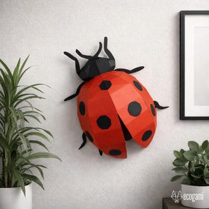 Coccinella di carta in formato PDF, decorazione murale fai da te, modello 3D low poly stampabile.