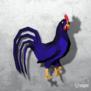 Pode incluir: Um galo de origami azul com crista vermelha e p&eacute;s amarelos. O galo est&aacute; em p&eacute; sobre um fundo cinza texturizado.