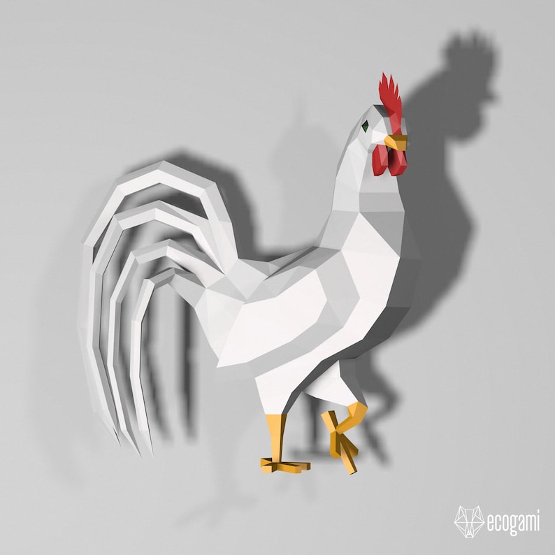 Pode incluir: Um galo de origami branco com crista e barbela vermelhas, p&eacute;s dourados e uma cauda branca com v&aacute;rias camadas. O galo est&aacute; em p&eacute; sobre uma superf&iacute;cie branca.