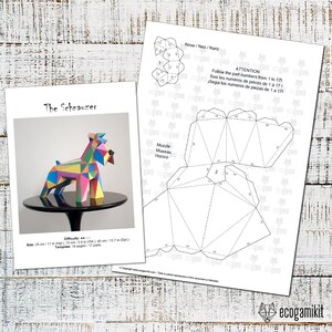 K&ouml;nnte beinhalten: Ein farbenfrohes Papiermodell eines Schnauzer-Hundes. Das Modell besteht aus 17 Teilen und ist 28 cm hoch, 15 cm breit und 40 cm tief. Das Modell ist zusammengebaut und steht auf einem schwarzen runden Sockel.