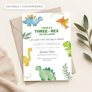 Puede incluir: Una tarjeta de invitación de cumpleaños rectangular con ilustraciones en acuarela de varios dinosaurios en azul, naranja, amarillo y verde. El texto dice: THERE'S A THREE-REX ON THE LOOSE, join us for a dino-mite party to celebrate, LUKE'S TURNING 3!