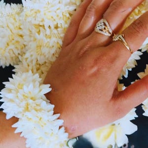 Haldi/Mehndi/Sangeet Jasmine Scented Favor GAJRA Wrist Bracelet Holund Mayoon Indian Pakistani Wedding Favor, hair bun band Bridesmaid Gift
