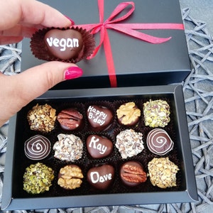 FELIZ CUMPLEAÑOS Caja personalizada vegana de 16 mezclas de chocolates artesanos. Envío gratis. Trufas de chocolate artesanales belgas. Chocolate artesanal imagen 5