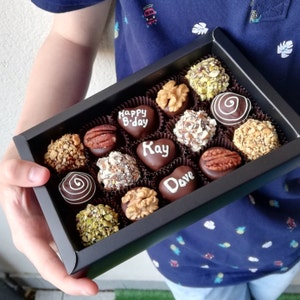 FELIZ CUMPLEAÑOS Caja personalizada vegana de 16 mezclas de chocolates artesanos. Envío gratis. Trufas de chocolate artesanales belgas. Chocolate artesanal imagen 1