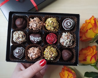 Vegan chocoladetruffels. Gepersonaliseerde doos met 12 mix ambachtelijke pralines. Gratis verzending. Belgische Artisanale truffels. Handgemaakte chocolade