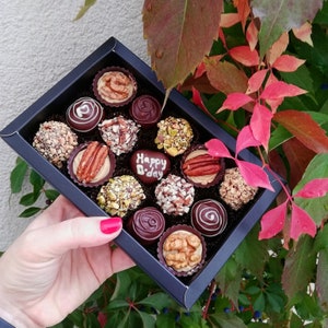 FELIZ CUMPLEAÑOS Caja personalizada vegana de 16 mezclas de chocolates artesanos. Envío gratis. Trufas de chocolate artesanales belgas. Chocolate artesanal imagen 2