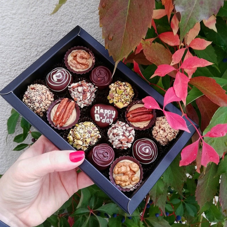 FELIZ CUMPLEAÑOS Caja personalizada vegana de 16 mezclas de chocolates artesanos. Envío gratis. Trufas de chocolate artesanales belgas. Chocolate artesanal imagen 2