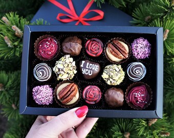 TE AMO. Caja personalizada de 15 mezclas de chocolates artesanos. Envío gratis. Trufas artesanas belgas. Chocolate artesanal