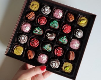 Vegan MERRY CHRISTMAS! Personalised Box of 25 mix artisan chocolates. Free shipping. Belgian Artisan Chocolate truffles. Handmade chocolate