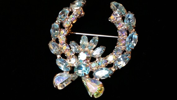 Weiss Rhinestone Brooch light blue Crystal stones silver setting round atomic Mid century pin