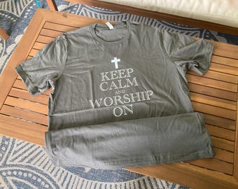 Behalten Sie Ruhe und Anbetung auf weichem und bequemem Hemd, ideal für Anbetung-Teamgeschenke oder Kirchengeschenke! Glaubensbasierte T-Shirts