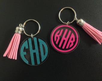 Chaveiro de acrílico com monograma: Chaveiro com borla personalizado