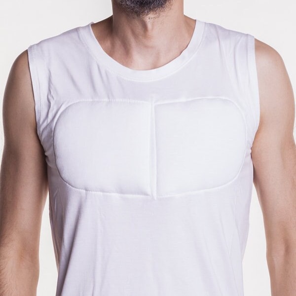 Wit mouwloos gewatteerd onderhemd. T-shirt met spieren. Nep spieren T-shirt.