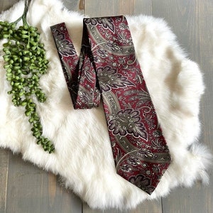 Vintage Allyn Saint George American Classic Tie Necktie Paisley Print