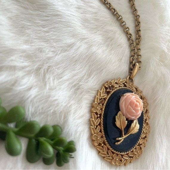Vintage Avon Floral Medallion Pendant Necklace - image 4