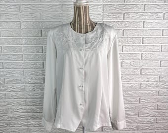 Blusa vintage Apparenza blanca de manga larga con botones y bordado floral, talla XL.