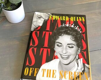 Puede incluir: Un libro titulado "STARS OFF THE SCREEN" de Edward Quinn. La portada tiene un fondo negro con texto rojo y una foto en blanco y negro de una mujer sonriente con tiara y pendientes.